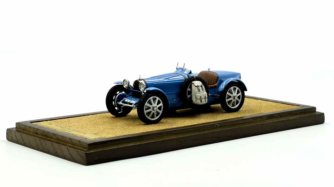 EMC bringt einen grandiosen Rucksack-Bugatti 35 B in 1:43 auf Grand-Prix-Chassis