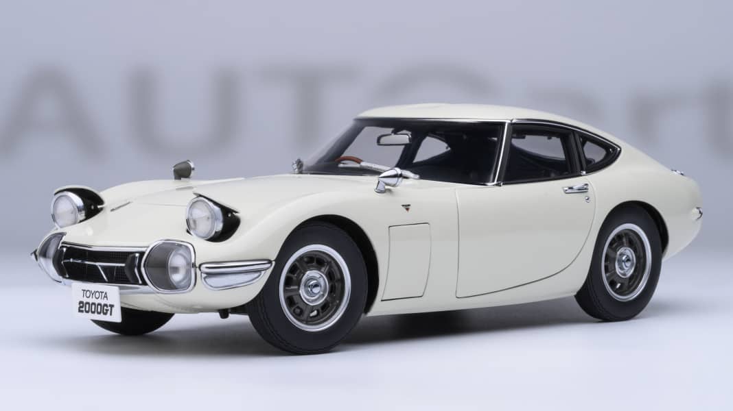 Vor 60 Jahren debütierte der Toyota 2000 GT. Das Autoart-Modell in 1:18 kommt im Juli!