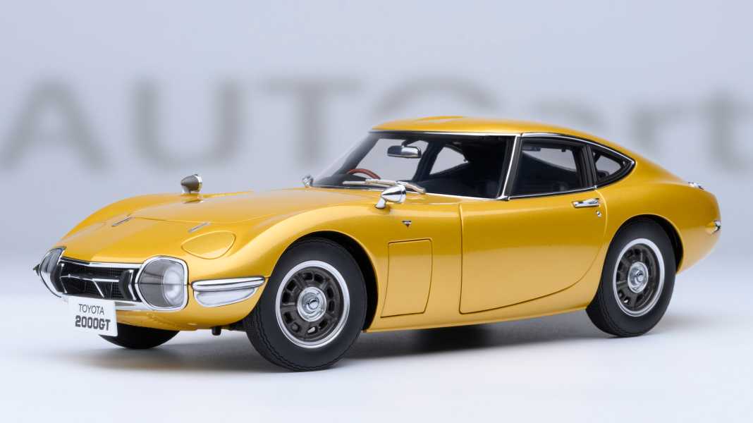 In Gold glänzt der Toyota 2000GT bei Autoart in 1:18 ganz besonders