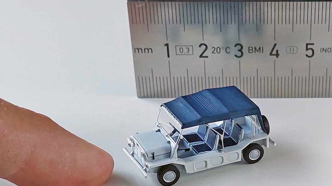 So klein ist der Mini Moke in 1:87, den Automobilia jetzt als Kit bringt!
