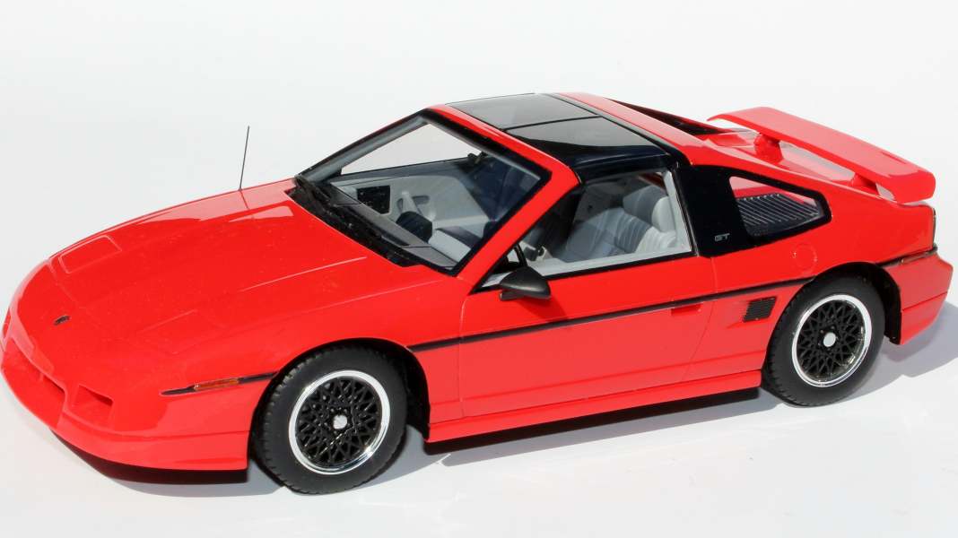 Automodello bringt den Plastik-Pontiac Fiero als Fastback GT in 1:24 heraus
