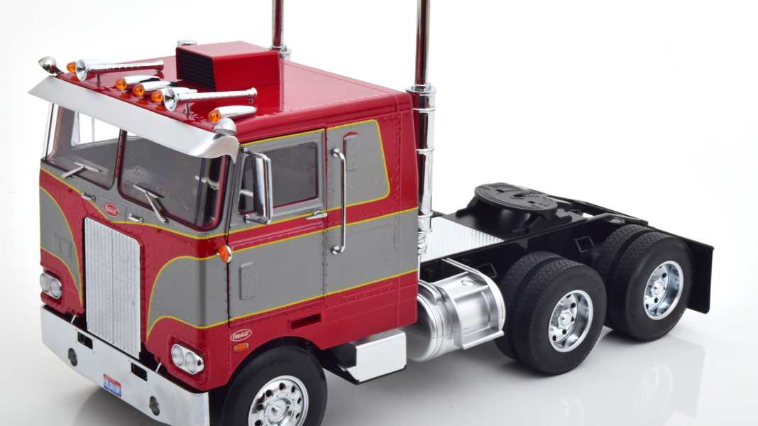 Road Kings bringt den Peterbilt Pacemaker 352 in zwei schrillen 1:18-Versionen