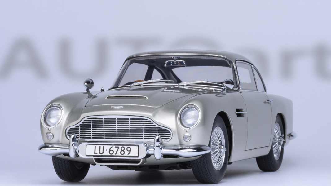 Autoart plant Goldfinger-Aston-Martin in 1:18 mit Hammer-Gimmicks