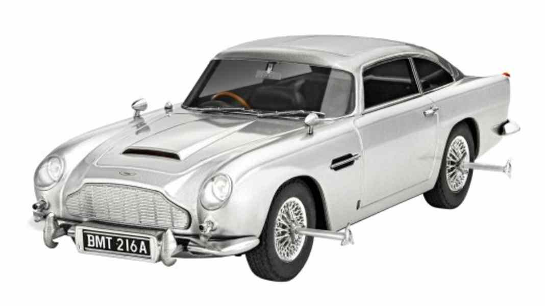 Revell bringt vier Bond-Dienstwagen in 1:24 als Plastikkits