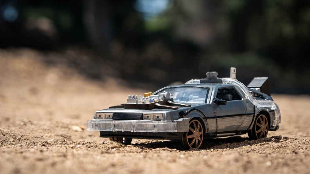 Bei Jada kann der DeLorean in 1:24 auf Schienen fahren