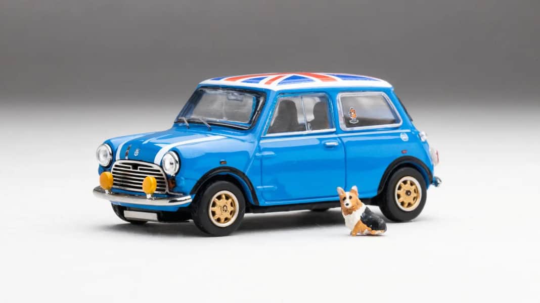 Austin Mini 1000 als Diecasttalk-Sondermodell rollt in 1:64 an – mit Hund!