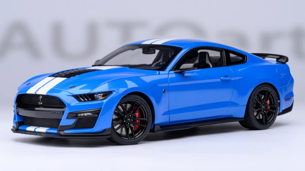 Grabber Blue steht dem Mustang GT 500 von Autoart in 1:18 ausgezeichnet