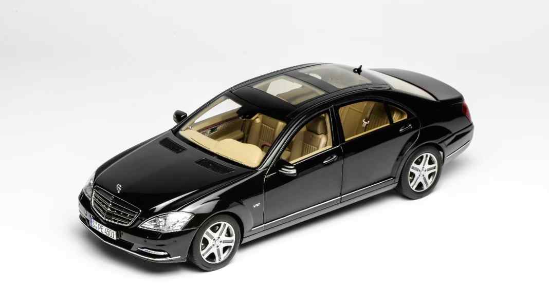 Motorhelix liefert luxuriösen Mercedes-600er in dezentem Schwarz und 1:18