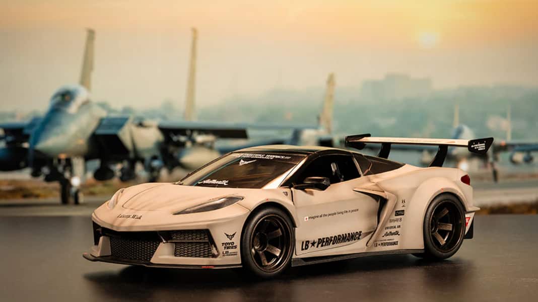 Jada Toys zeigt dreckige C8-Vette im Liberty-Walk-Trimm in 1:24