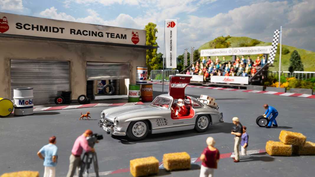 Lebkuchen Schmidt geht mit einem Schuco-Mercedes in 1:43 an den Start