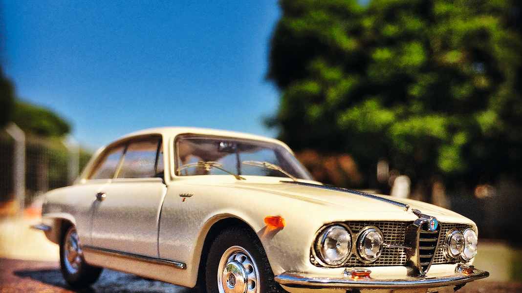 SAMMELN: Alfa Romeo 2600 von Bang in 1:43 - Designer-Traum