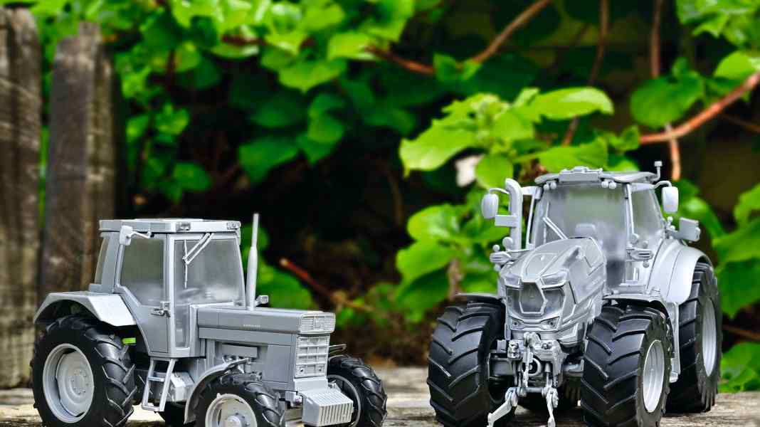 Schuco entwickelt am IHC 956 XL und am aktuellen Deutz-Fahr 8280 TTV in 1:32.