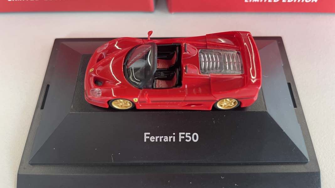 Wir lösen das Ferrari-Rätsel auf: Beim NAM parken neue Herpa-F50 in 1:87