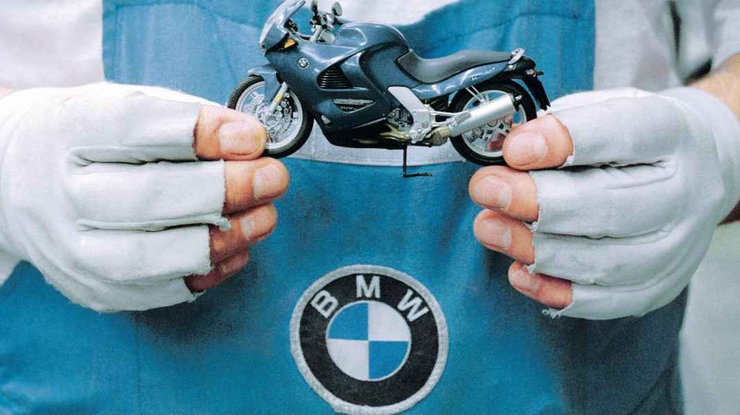 BMW K 1200 RS in 1:18 von Minichamps: Tatort Berlin