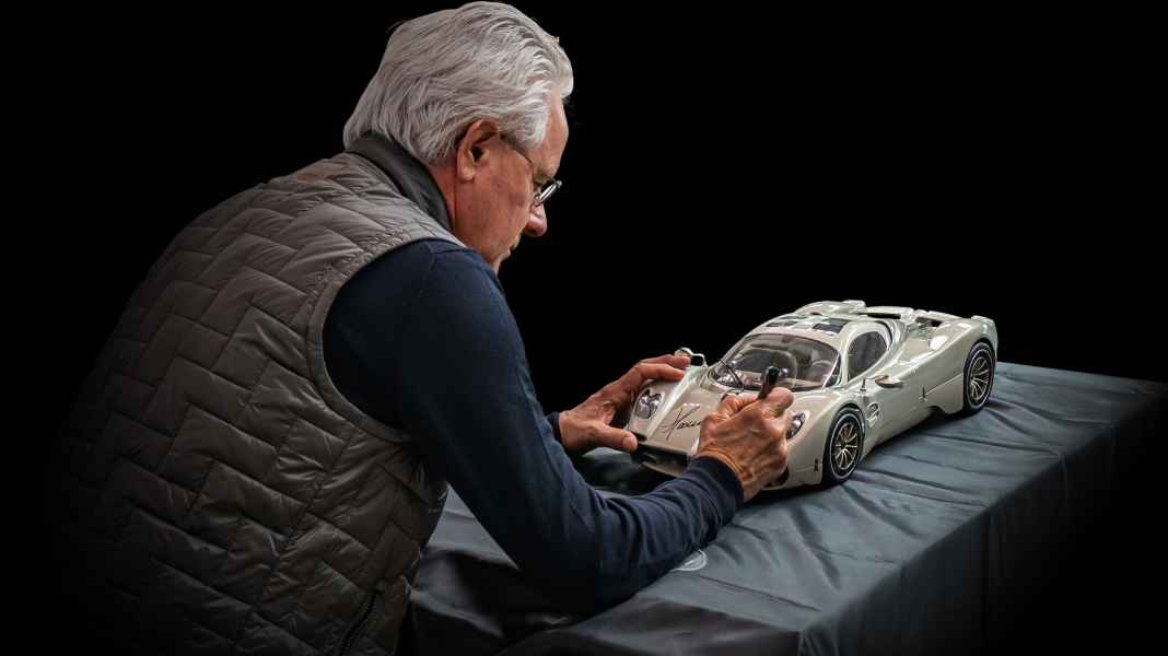 Horacio Pagani adelt Pocher-Kit des Utopia in 1:8 mit seinem Autogramm
