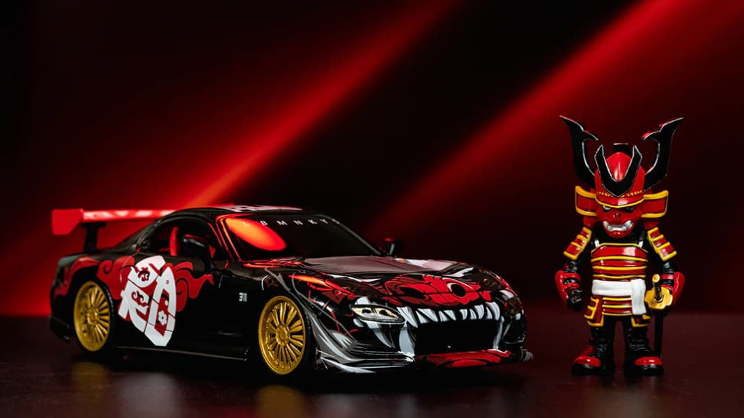Zur Anime-Expo 2024 bringt Jada den Mazda RX-7 mit Figurine von Saru