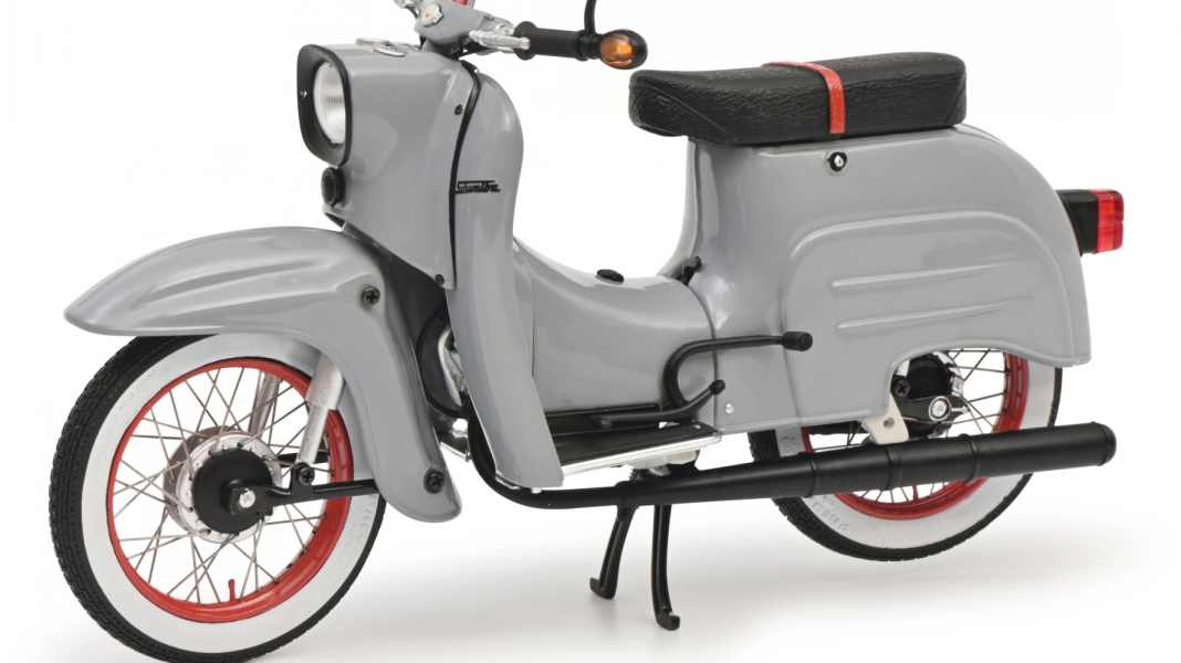 Schuco rollt seine aufgebrezelte Simson Schwalbe in 1:10 zu den Fans