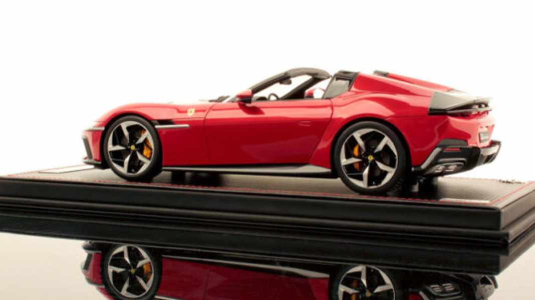 12Cilindri Spider erstrahlt in Rosso Imola bei MR Collection in 1:18