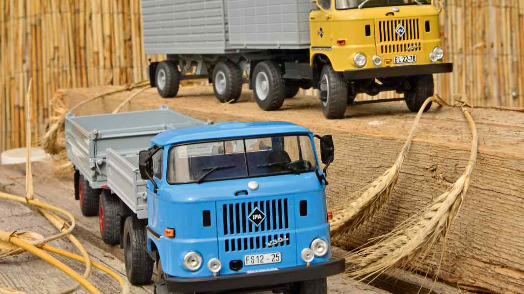 IFA-Landwirtschaftszüge von Schuco in 1:32 - Auf‘s Korn genommen