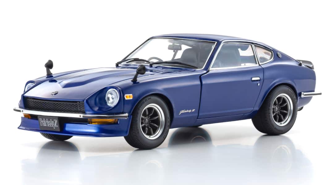 Japan-Kult: Kyosho fährt Nissan 240 Z-L in Blau und 1:18 vor