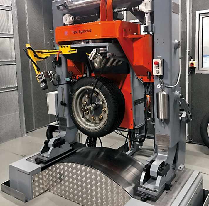 Die ersten Reifen hatten noch Rollwiderstandswerte von 25 kg je
Tonne Radlast, das Vierfache heutiger Reifen. Bis etwa 100 km/h beeinflusst
vorwiegend der RoWi den Spritverbrauch, darüber der Luftwiderstand.
Getestet wird der Rollwiderstand auf Spezialmaschinen