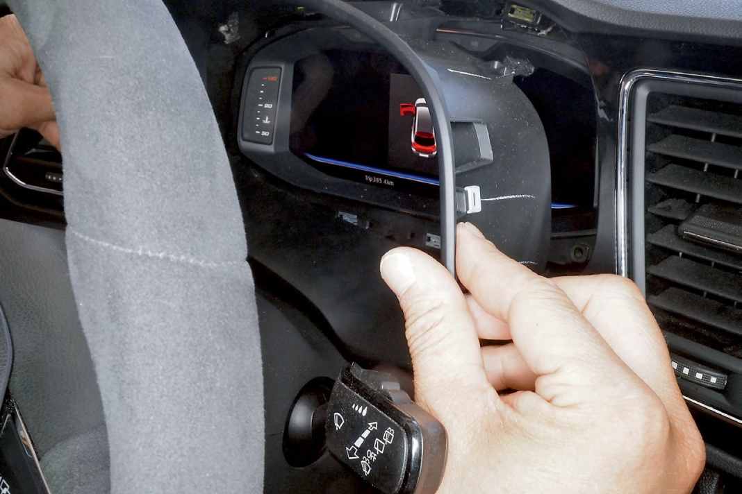 Blende rund um das Kombiinstrument mit Nylon-Werkzeug ausclipsen