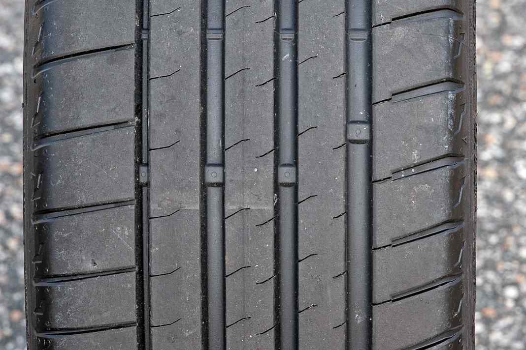 Bridgestone Potenza Sport: Den Platz auf dem virtuellen Siegertreppchen hat sich der Potenza nach Punkten erkämpft, und das letztendlich verdient. Gerade in den wichtigen Fahrsicherheitskapiteln zeigt der in vielen Tests bewährte Bridgestone rundum gute bis sehr gute Leistungen. Aquaplaning quer, Rollwiderstand und das Komfort-/Geräusch-Kapitel lassen noch Luft nach oben, was versierte Sportfahrer aber noch am ehesten verschmerzen können. Preis: ca. 154 Euro