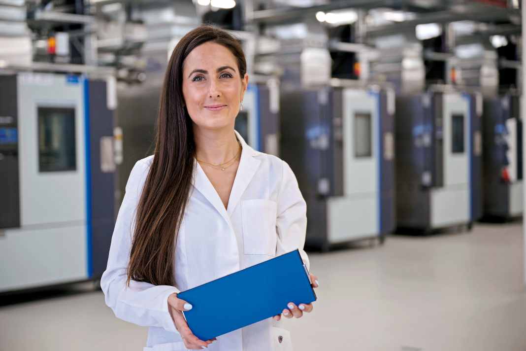 Luna Yzaguirre Sanchez, Leiterin der Batteriezellentwicklung bei Volkswagen, mit einer der zukünftigen Einheitszellen, die 80 Prozent aller Konzernmodelle antreiben sollen