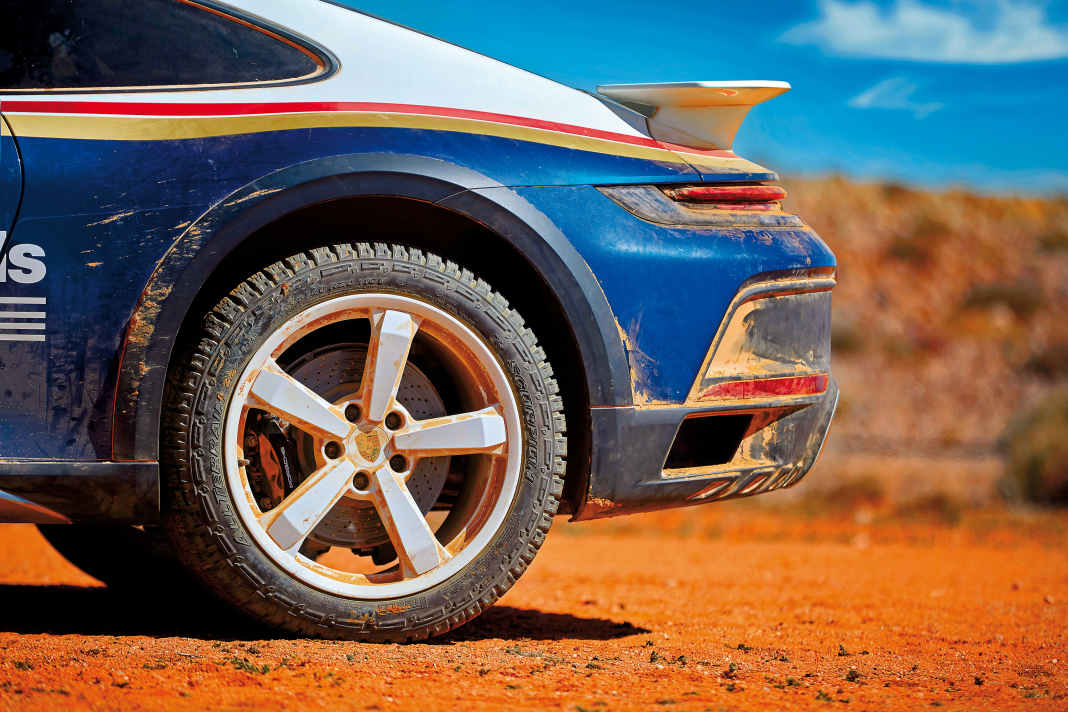 Der 911 Dakar rollt mischbereift auf die Piste: 245/45 ZR 19 vorne und 295/40 ZR 20 an der Hinterhand