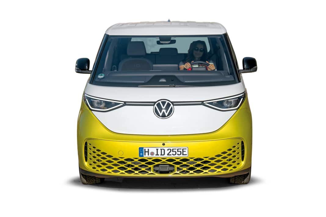 Das Gesicht in der Menge. Das freundliche Antlitz des ID. Buzz erinnert diffus an die „gute alte Zeit“, ohne dabei altbacken zu wirken