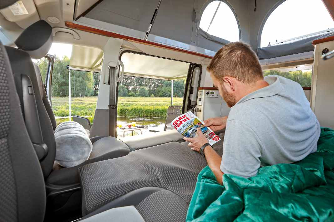 Parterre schlafen? Das geht im Schweriner Camper dank Ausziehgestell an der Sitzbank auf bis zu 140 Breitenzentimetern
