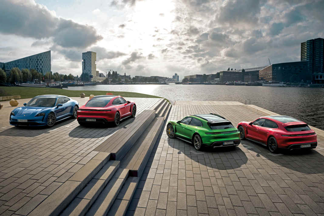 Neben den bisherigen Modellen Limousine (links) und Cross Turismo (grün) entert nun der Sport Turismo (rechts) die Taycan-Bühne. Ihn gibt es mit fünf verschiedenen Antrieben