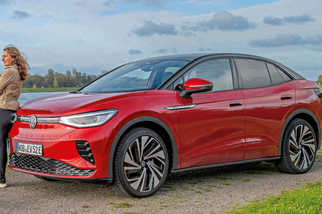 Der Volkswagen ID.5 GTX ist ein stattlicher Wagen, wie der Größenvergleich unschwer erkennen lässt. Das schicke E-SUVCoupé verwöhnt mit viel Platz und besten Fahrleistungen