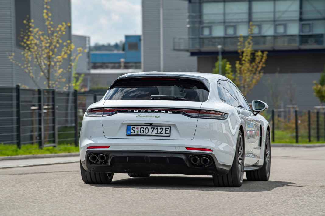 Goldene Mitte: Der Panamera 4S E-Hybrid ist ein guter Kompromiss aus Effizienz und Leistungsfähigkeit. Seine geboosterten 560 PS beschleunigen den Koloss in 3,7 Sekunden auf 100 km/h!