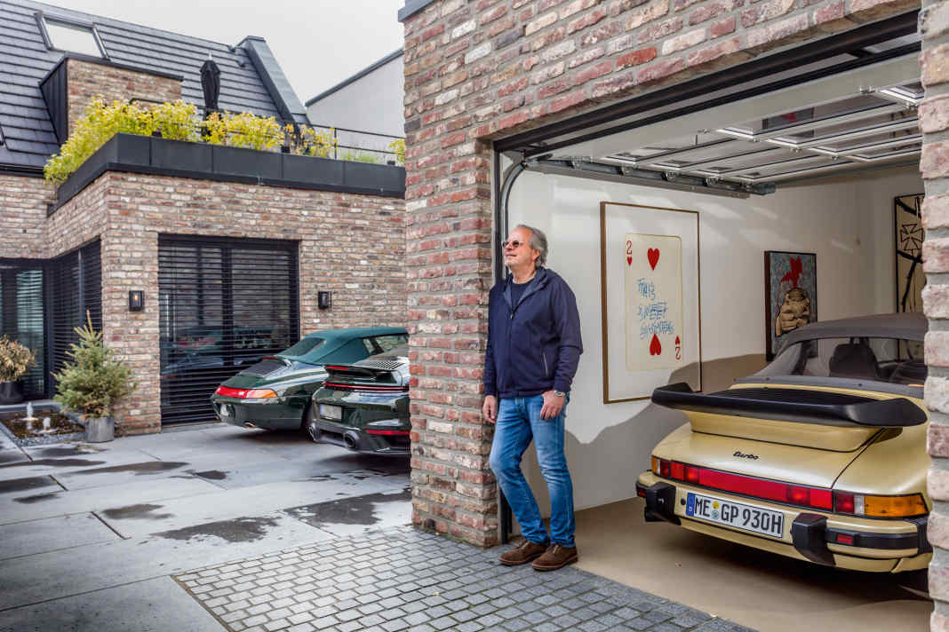 Das 911 Turbo Cabriolet, Typ 930, gilt ganz offiziell als Farbmusterwagen. Sein goldenes Lackkleid ist damit einzigartig.