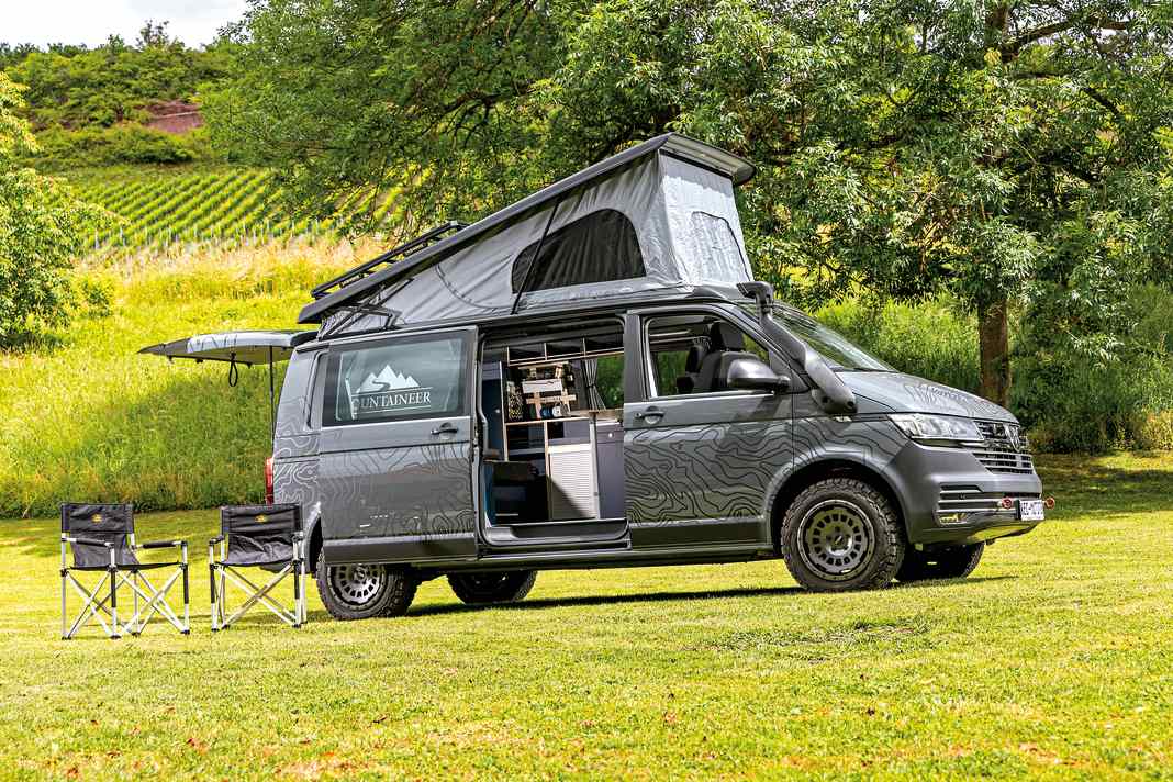 Nach Herzenslust lassen sich die Camper von KEC individualisieren, doch schon im Basistrimm haben der Mountaineer Adventure (ab 78.500 Euro) und der am Beil im Heck erkennbare Mountaineer Grand Adventure (ab 85.000 Euro) eine Menge zu bieten
