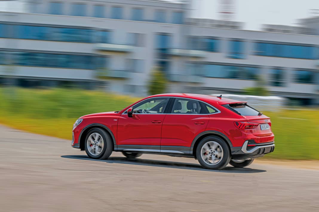 Fahrdynamisch macht dem Q3 Sportback 45 TFSI Quattro S-Tronic so schnell keiner was vor – Sportfahrwerk und Progressivlenkung sind Serie, noch spaßiger wird es mit dem Adaptiv-Fahrwerk, enthalten im Dynamik-Paket