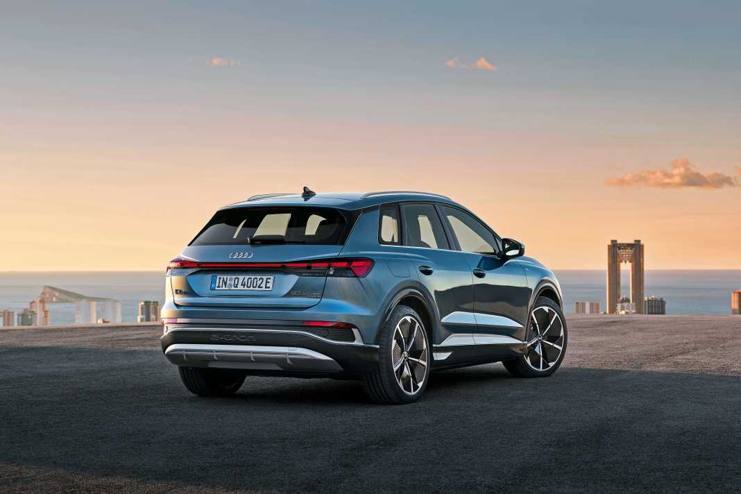 Das Heck des Audi Q4 E-Tron wird von dem großen Diffusor und der durchgehenden Lichtleiste dominiert