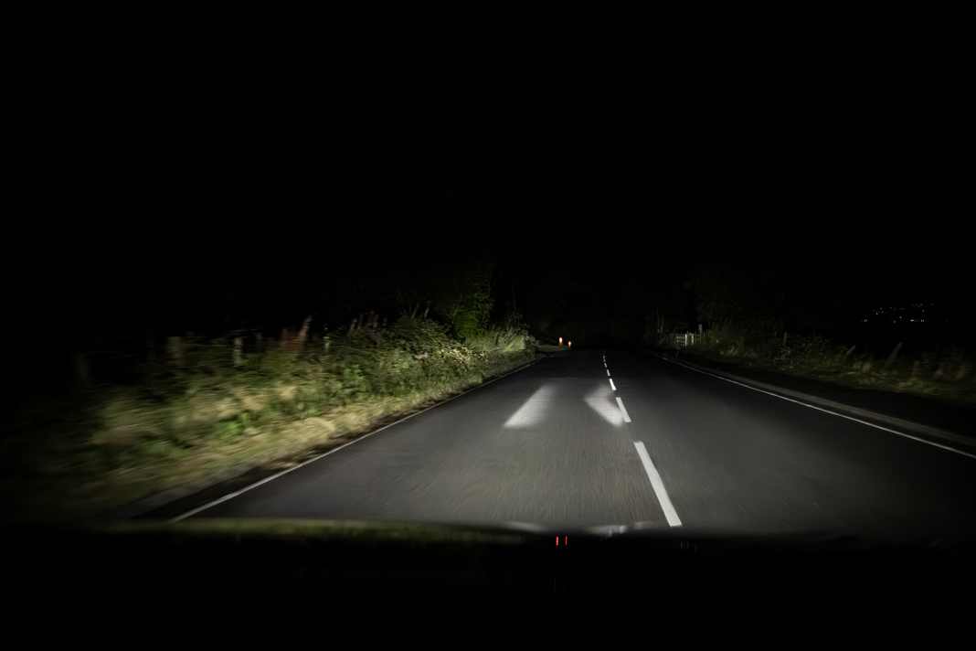 Digitale Matrix LED-Scheinwerfer des Audi Q3 mit aktiviertem Orientierungslicht