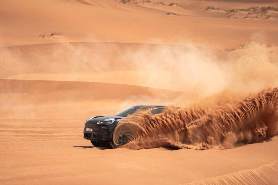 Im Rahmen der finalen Testfahrten bringen die Ingenieure das SUV an seine Grenzen – bei glühender Hitze...