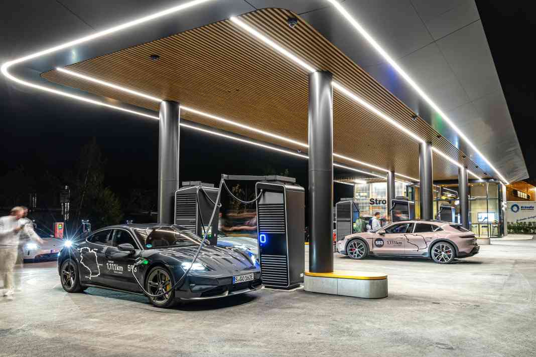 Fahrweise und Ladestrategie standen im Mittelpunkt einer Challenge, bei der 1.111 Kilometer an einem Tag im Porsche Taycan zurückgelegt werden sollten. Die vier Ladestopps an Porsche Charging Lounges waren vorgegeben.