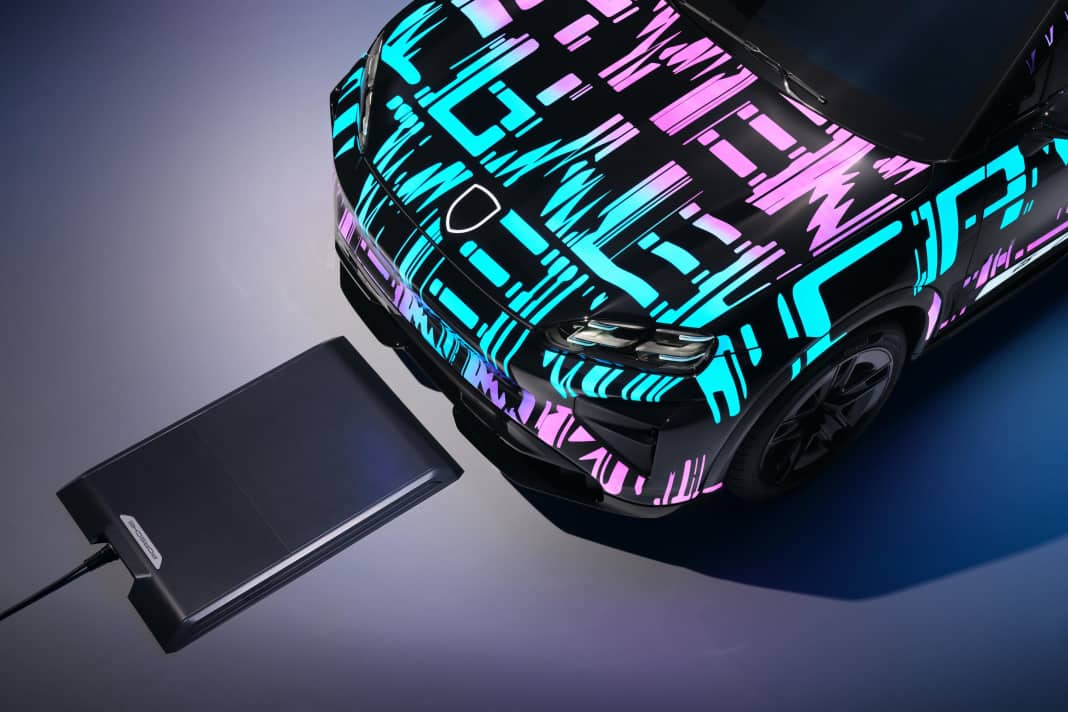 Fahrzeug abstellen, aufladen – und das kontaktlos. Was von Smartphone und Co. bekannt ist, funktioniert jetzt auch mit Sportwagen. Erstmalig bei Porsche.