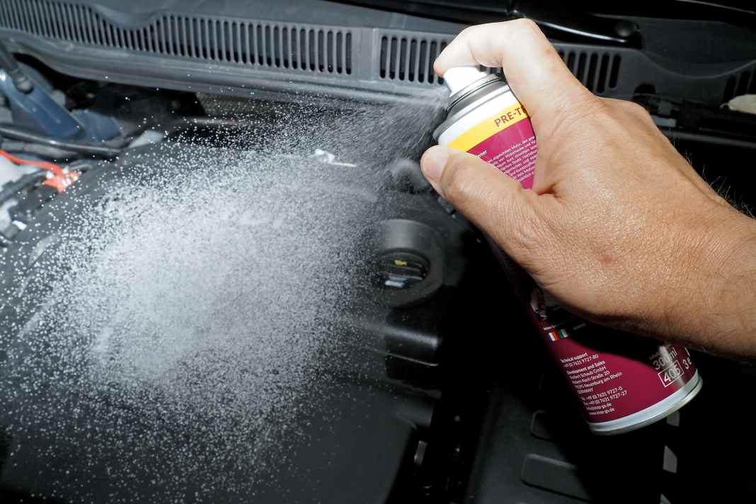 1 Insbesondere nach Marderbesuch empfiehlt sich eine Säuberung mit Stop&Go-Reinigungsspray
