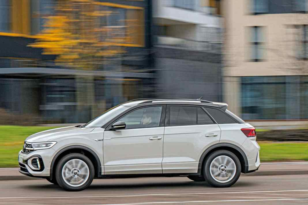 Es muss nicht immer gleich der „echte“ T-Roc R mit 300 PS sein, auch der R-Line mit 190-PS-TSI bringt schon reichlich Fahrspaß und ist optisch vom großen Bruder kaum zu unterscheiden