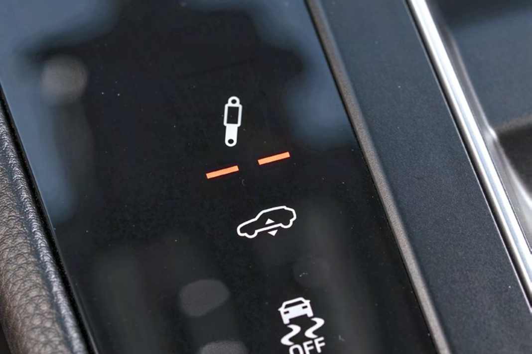 Die adaptive Dämpferregelung mit drei Kennlinien (PASM) ist beim Macan T stets an Bord, ganz gleich ob mit Stahlfeder- oder Luftfahrwerk