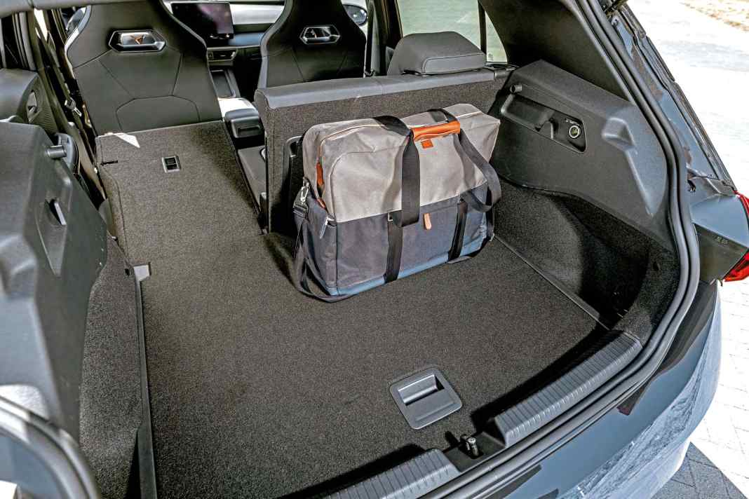 Der variable Kofferraum fasst 385 bis 1.267 (bei umgelegten Rücksitzlehnen und dachhoher Beladung) Liter. Der Testwagen verfügte über das Cargo Pack mit Staufach (für die Ladekabel) unter dem Ladeboden