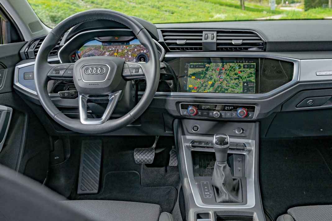 Das luftig-schicke Armaturenbrett auf zwei Ebenen integriert den Infotainment-Bildschirm elegant. Wer nicht so tief blicken möchte, holt sich die optionale Navigation einfach aufs Digital-Cockpit Pro für 400 Euro