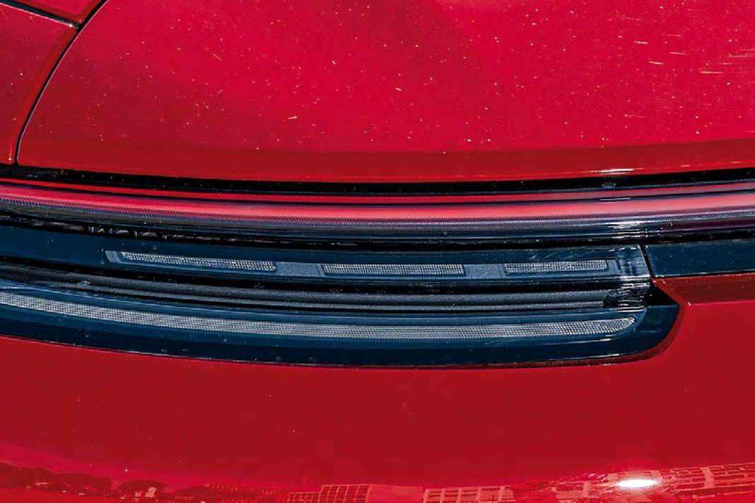 Alles ein bisschen gesitteter beim Porsche: mehr Rundungen, schmalere Rückleuchten, dazu ein LED-Band über die ganze Breite