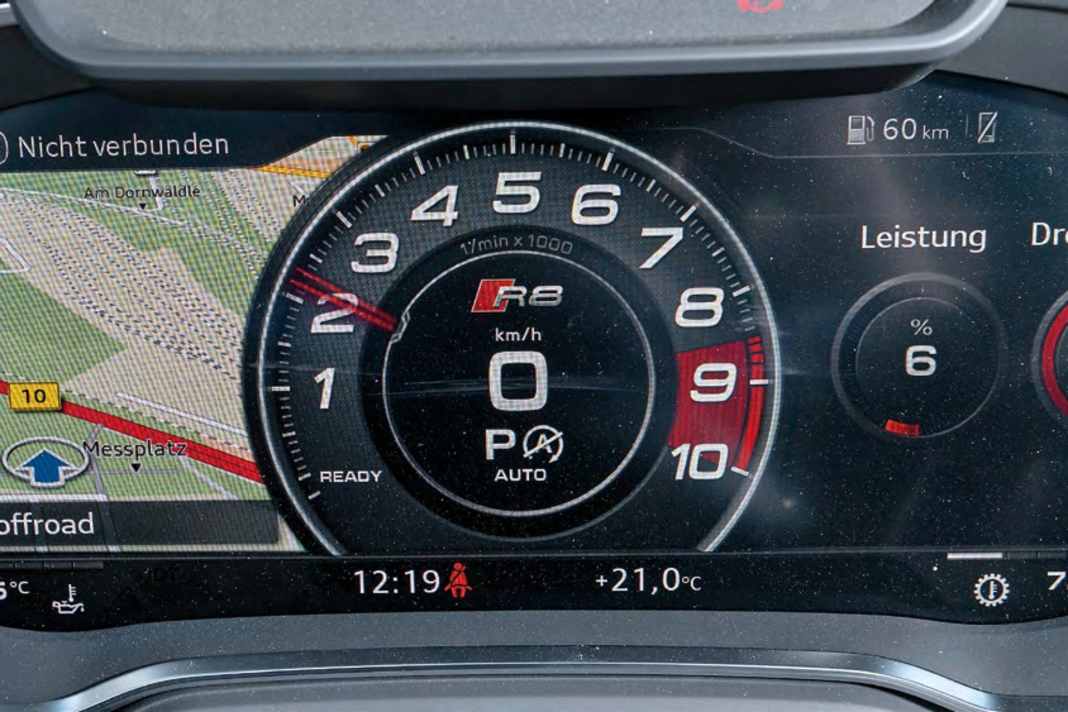 Digitales Spyder-Cockpit, das teils altbacken wirkt. Dennoch ist es gut bedien- und ablesbar