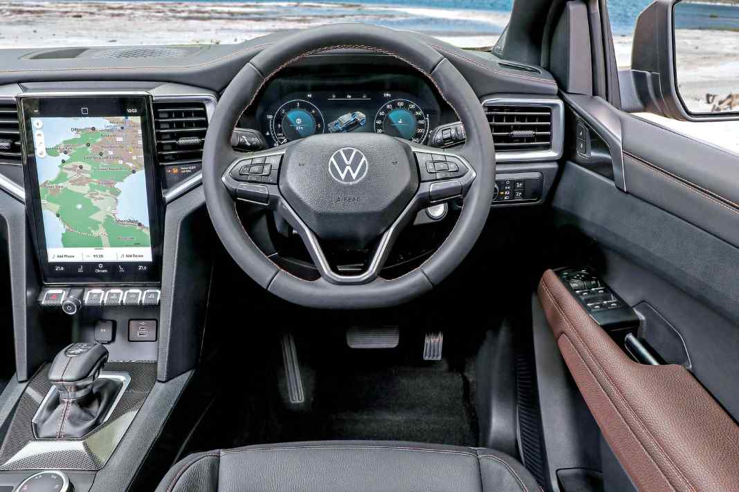 Gute Ergonomie, Bedienung glücklicherweise überwiegend über Tasten, auch an den Lenkradspeichen